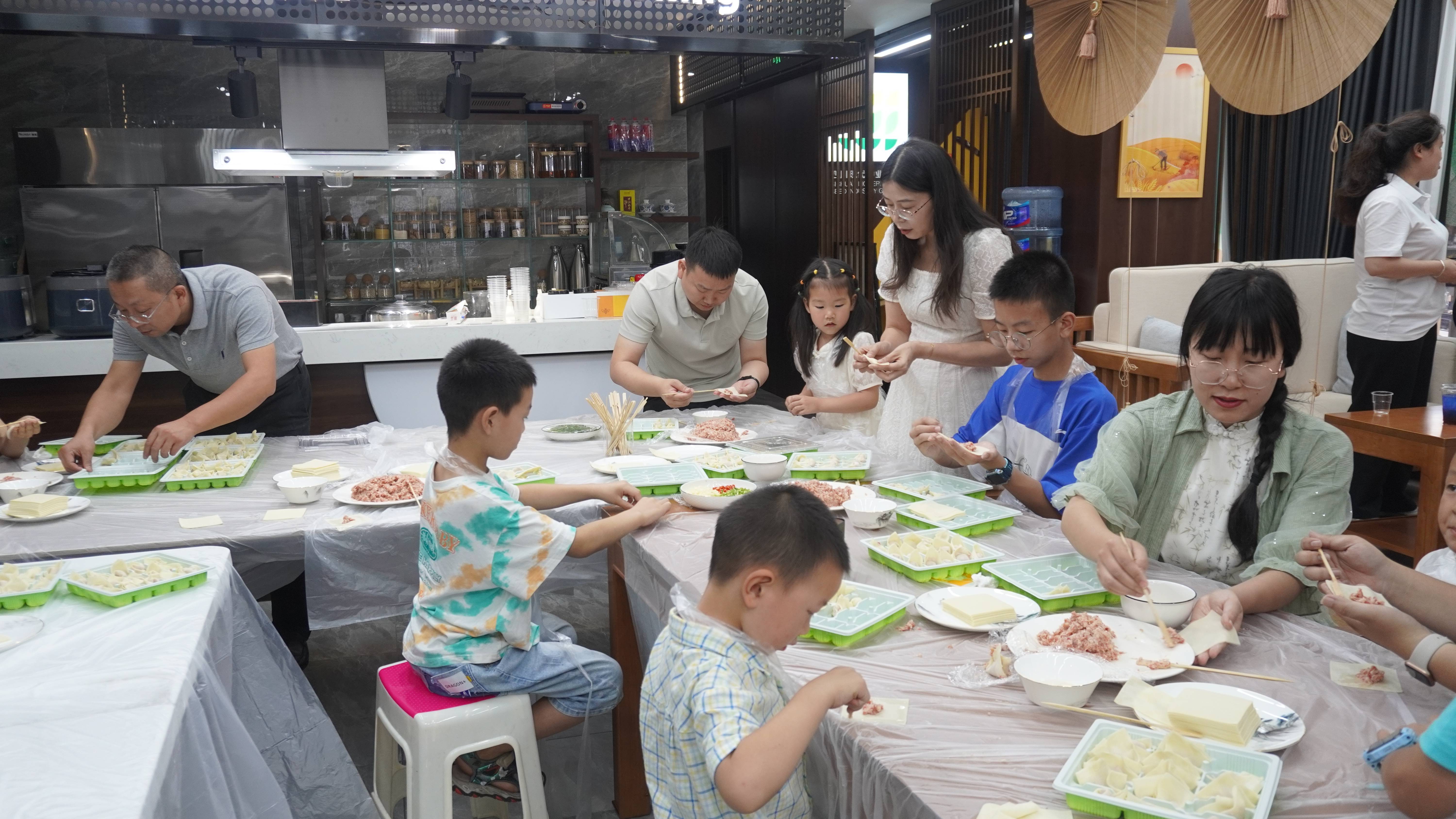 665b2b2d37f0c.jpg 61包饺子(1).jpg