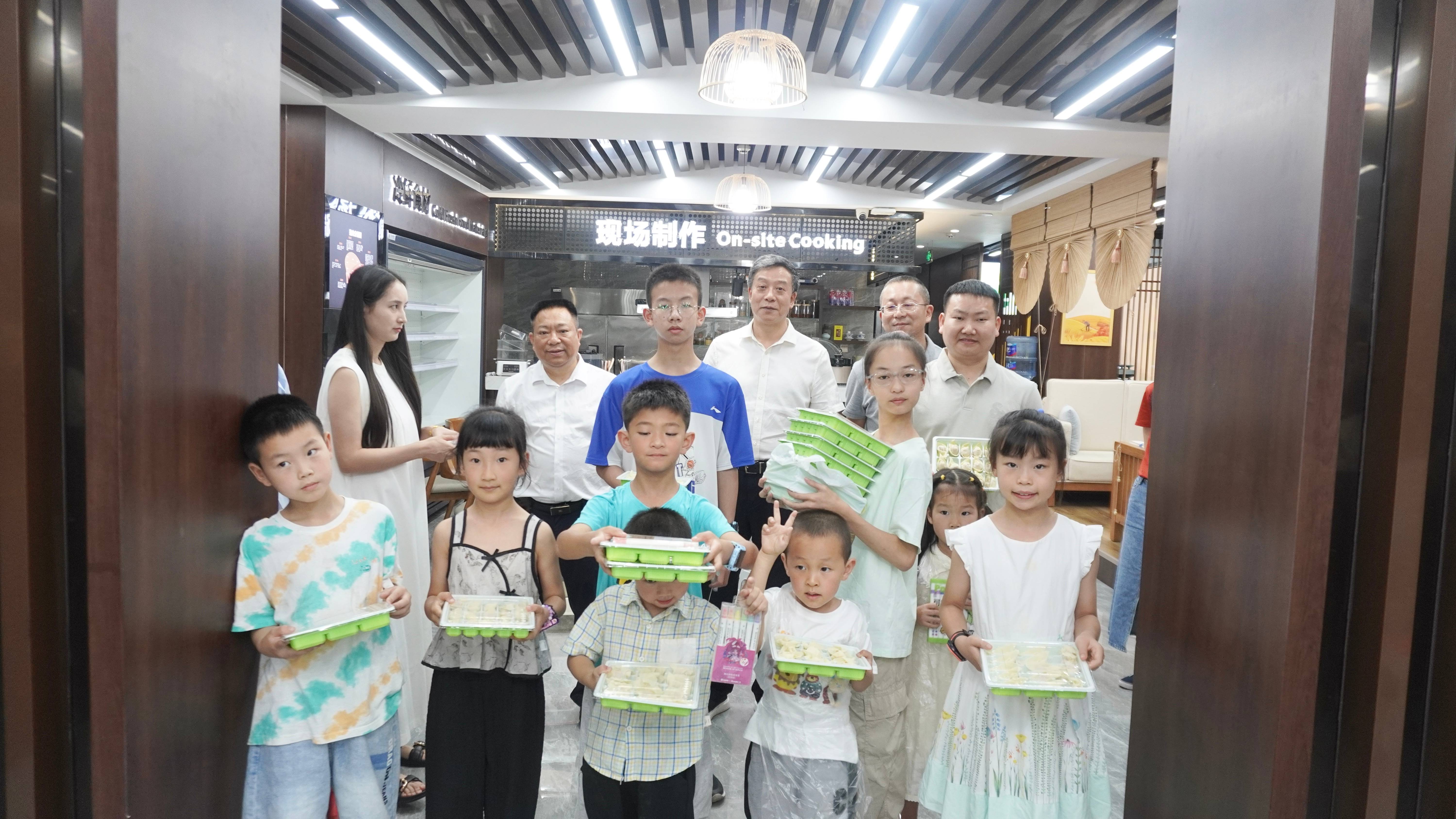 665b2b375515e.jpg 饺子全家福(1).jpg